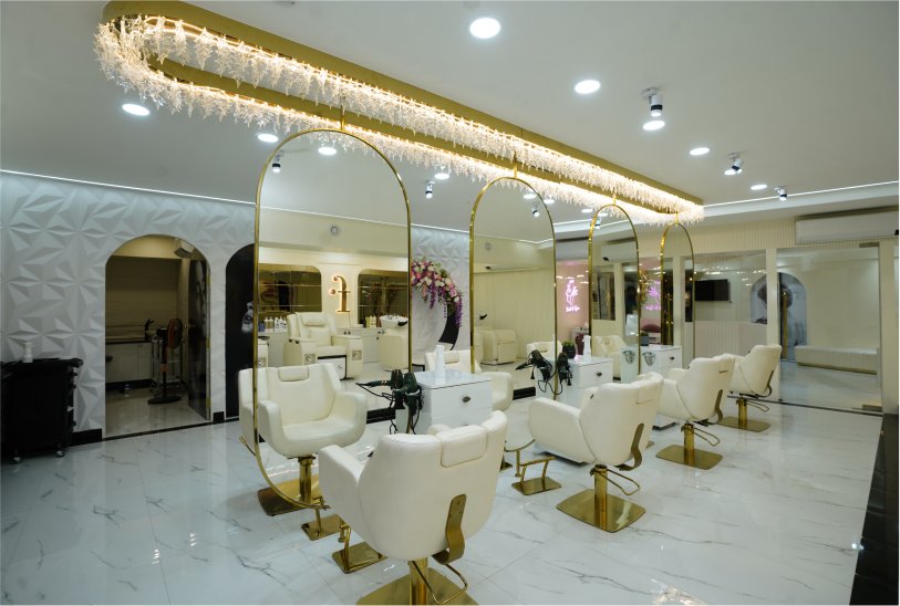 How Did F Salon Advance Through Franchising?